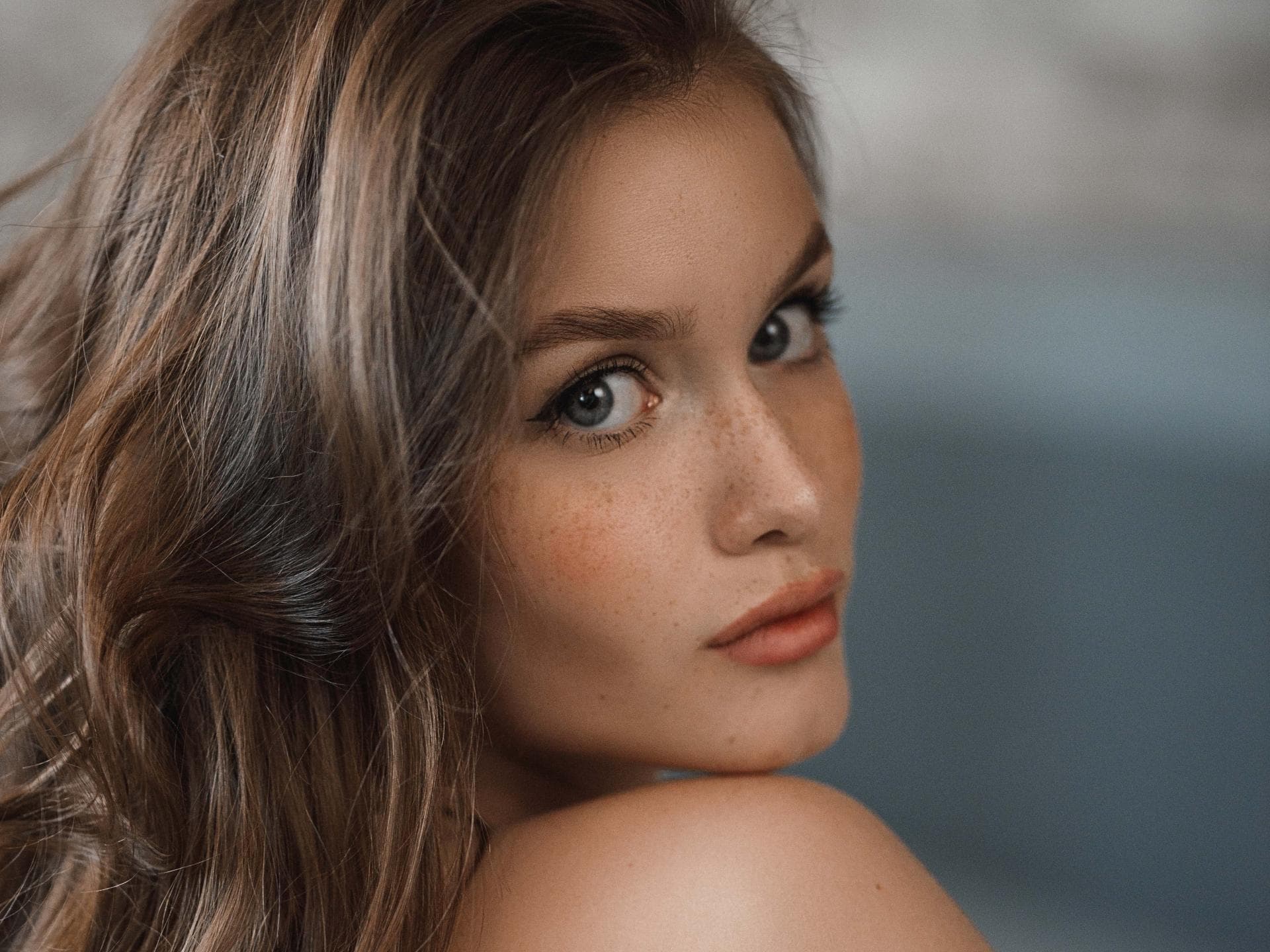 Frau mit Cream Blush Make-up