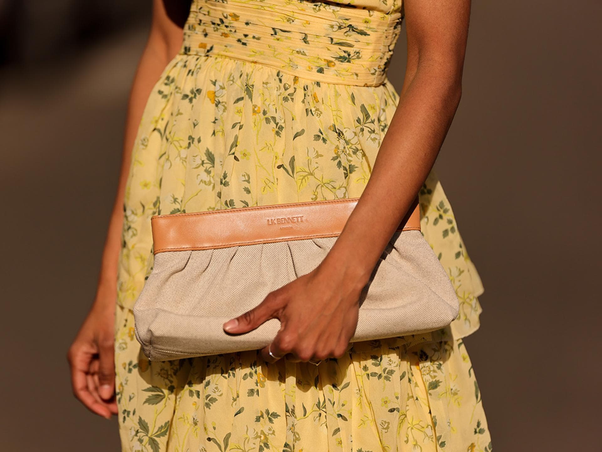 Frau hält Clutch Frau hält Clutch