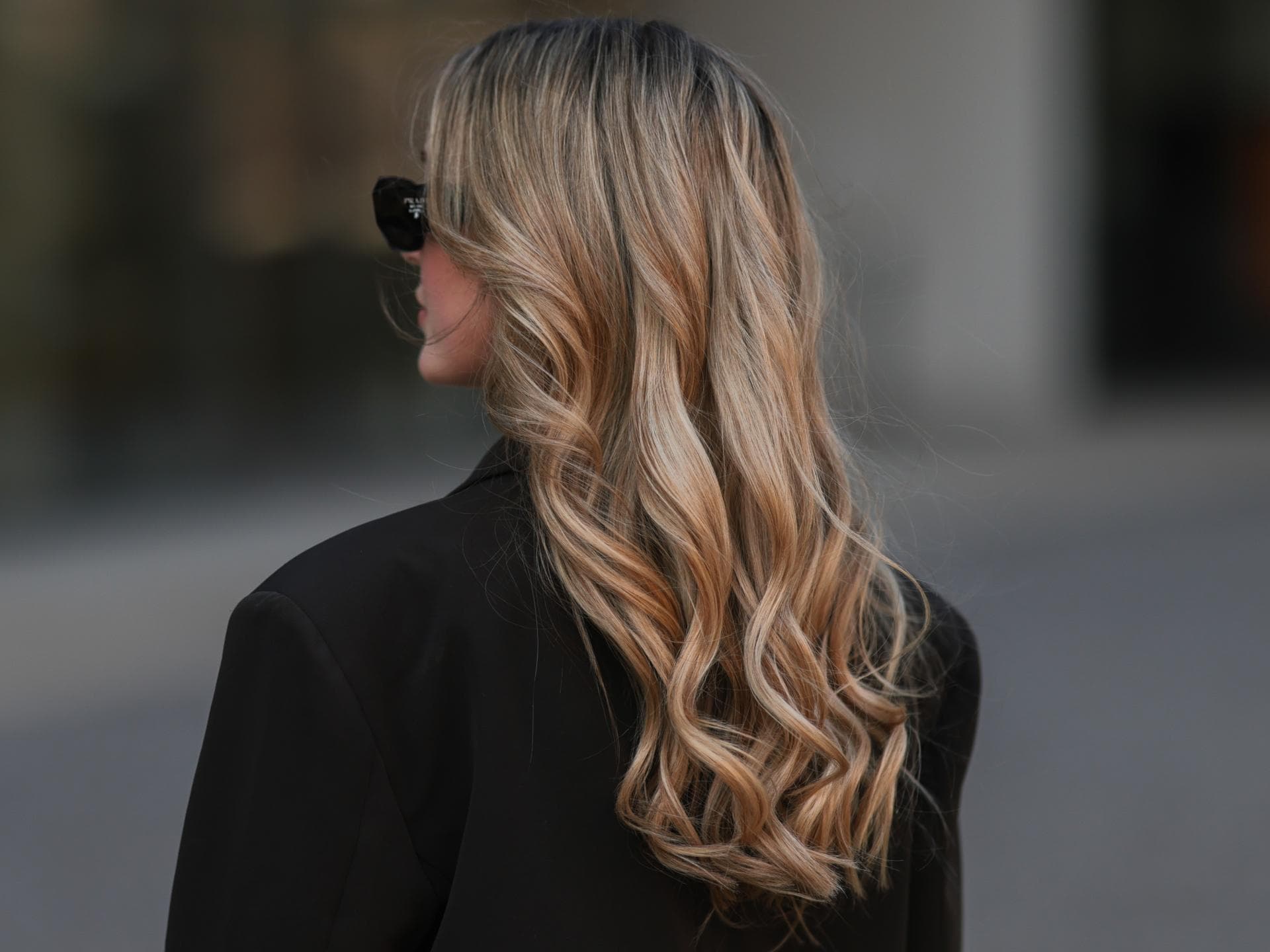 Frau mit welligen Haaren