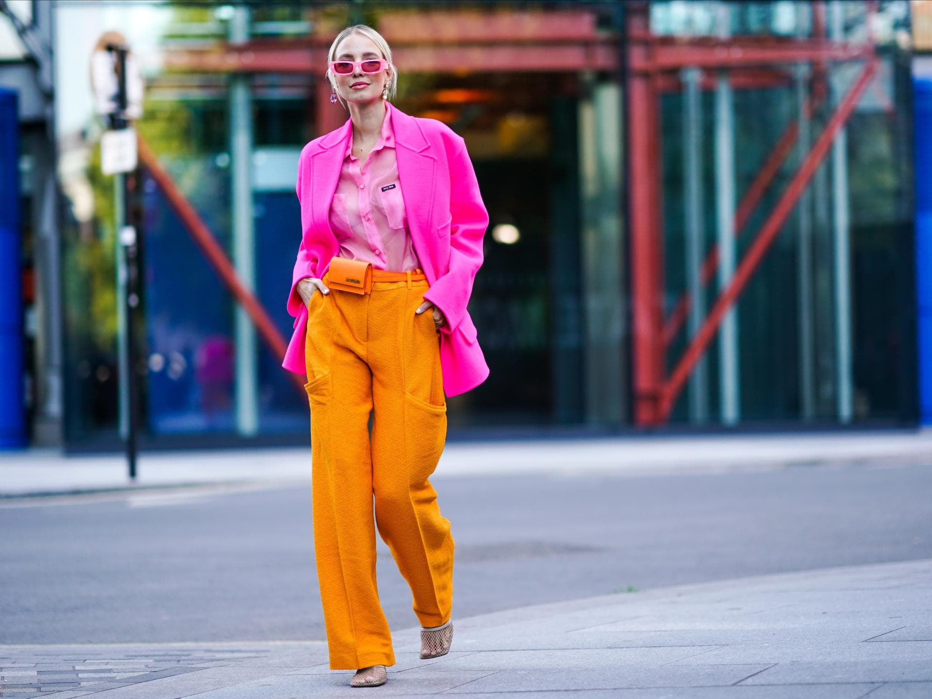 Model trägt Hose in Orange