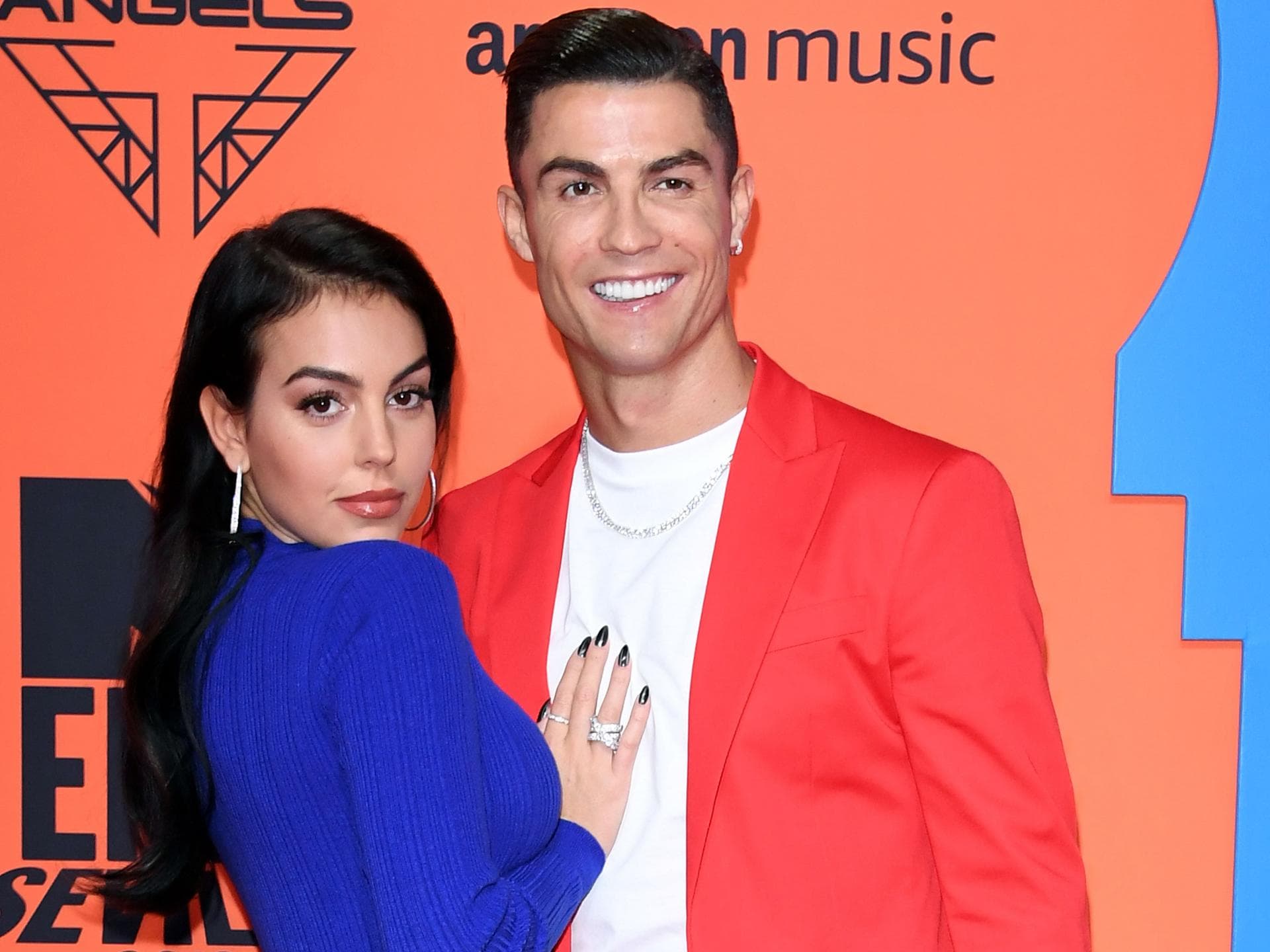 cristiano Ronaldo legt Georgina Rodriguez glücklich den Arm um die Taille