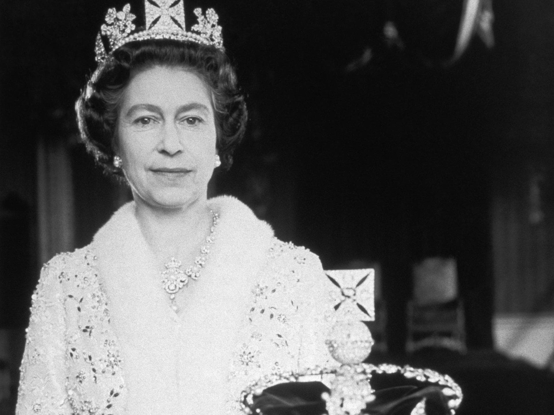 Queen posiert vor der Krone