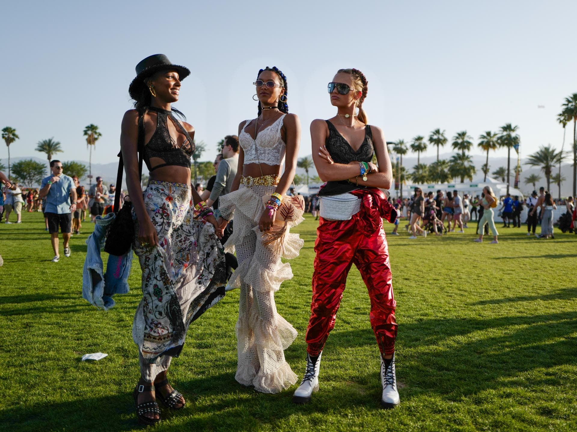 Drei Models posieren auf der Coachella-Wiese und tragen Hippie-Kleidung