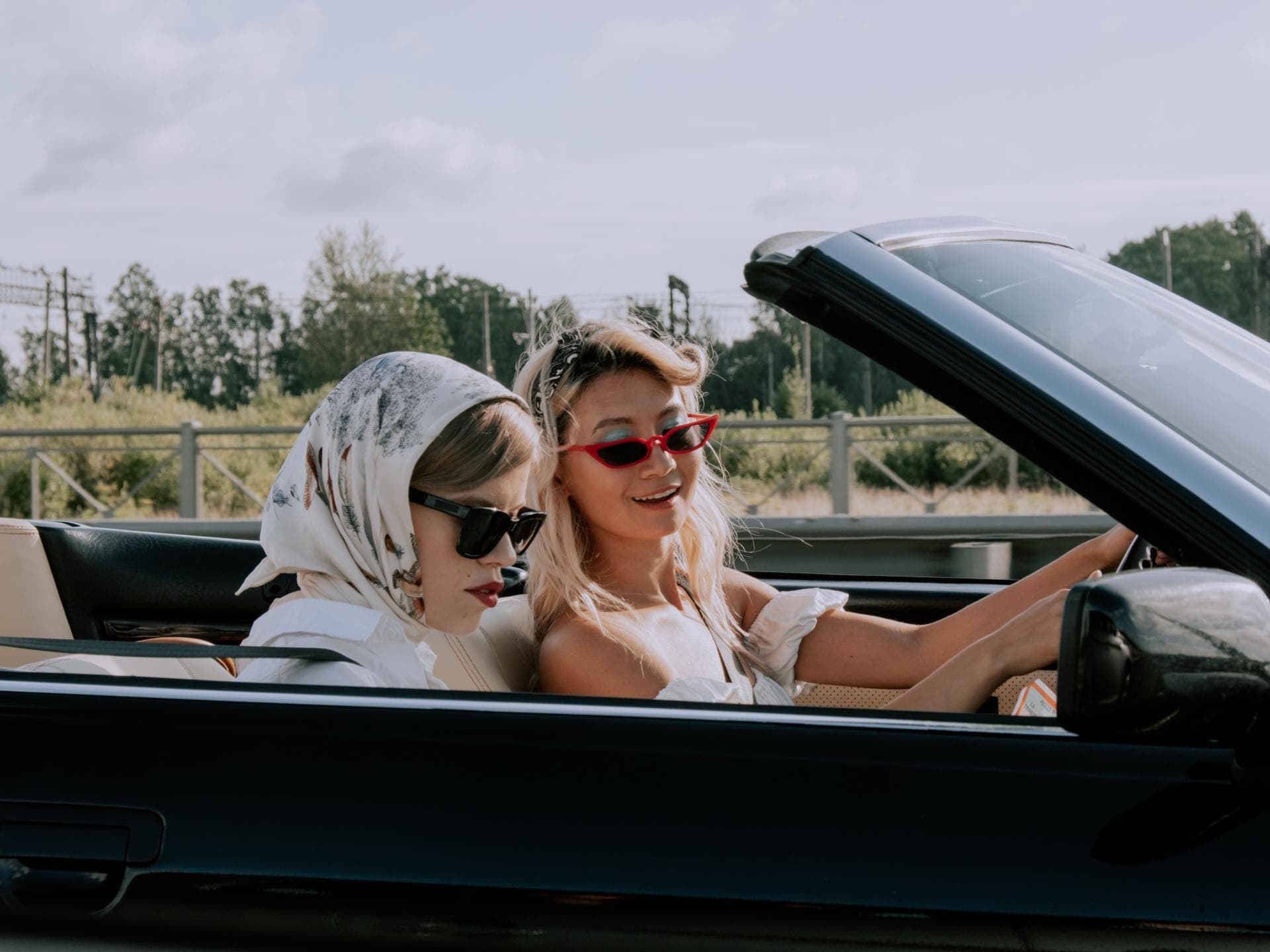 Zwei Fraum im Cabrio