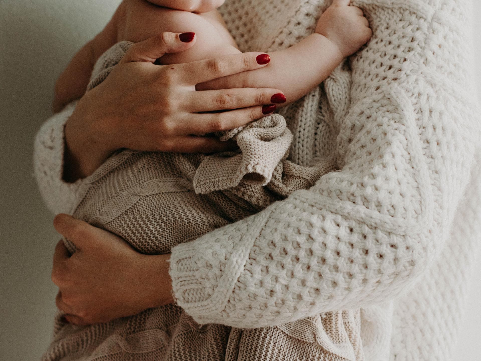 Frau mit Baby auf Arm