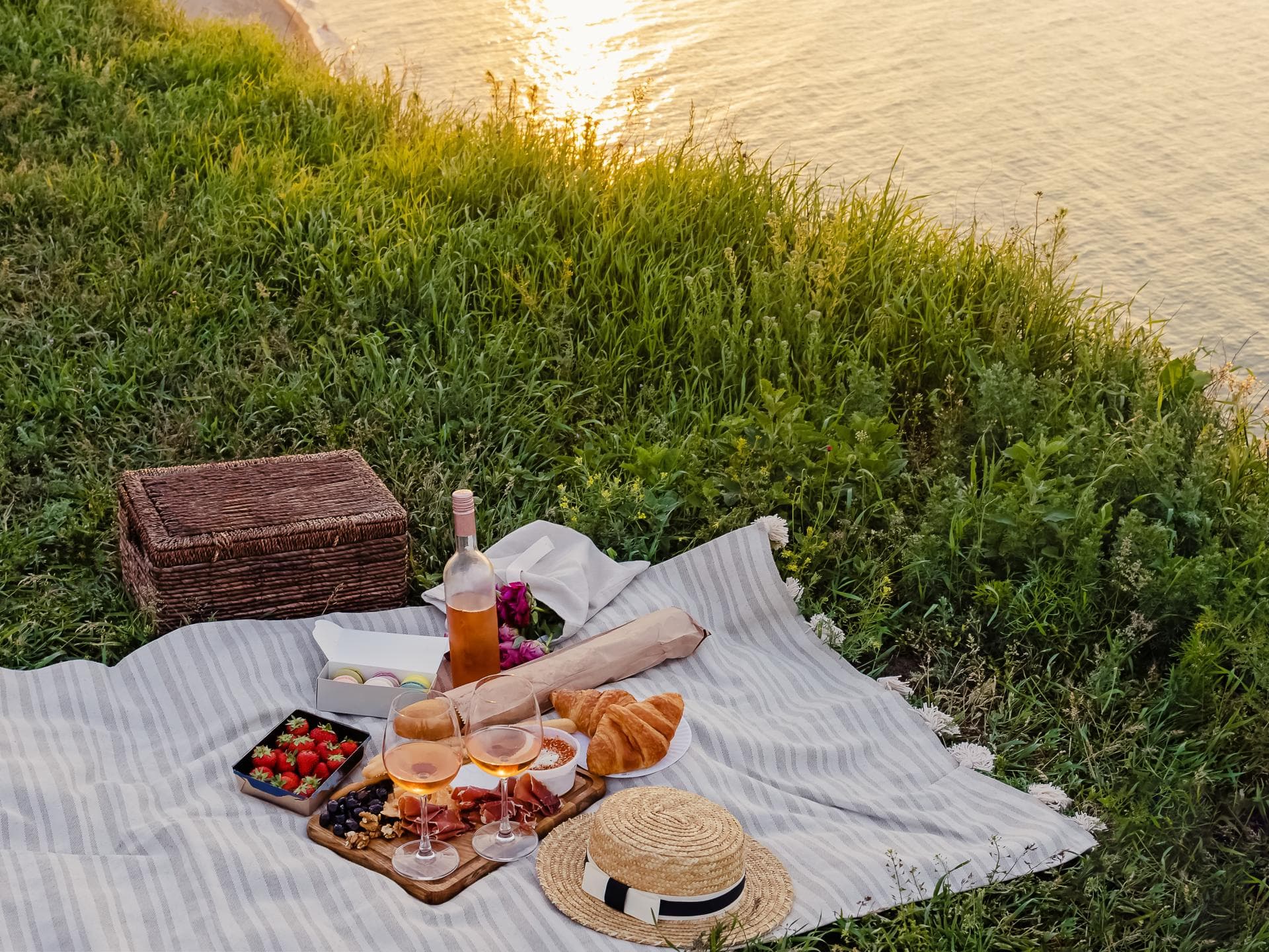 Picknickkorb mit Baguette, Käse und Wein 