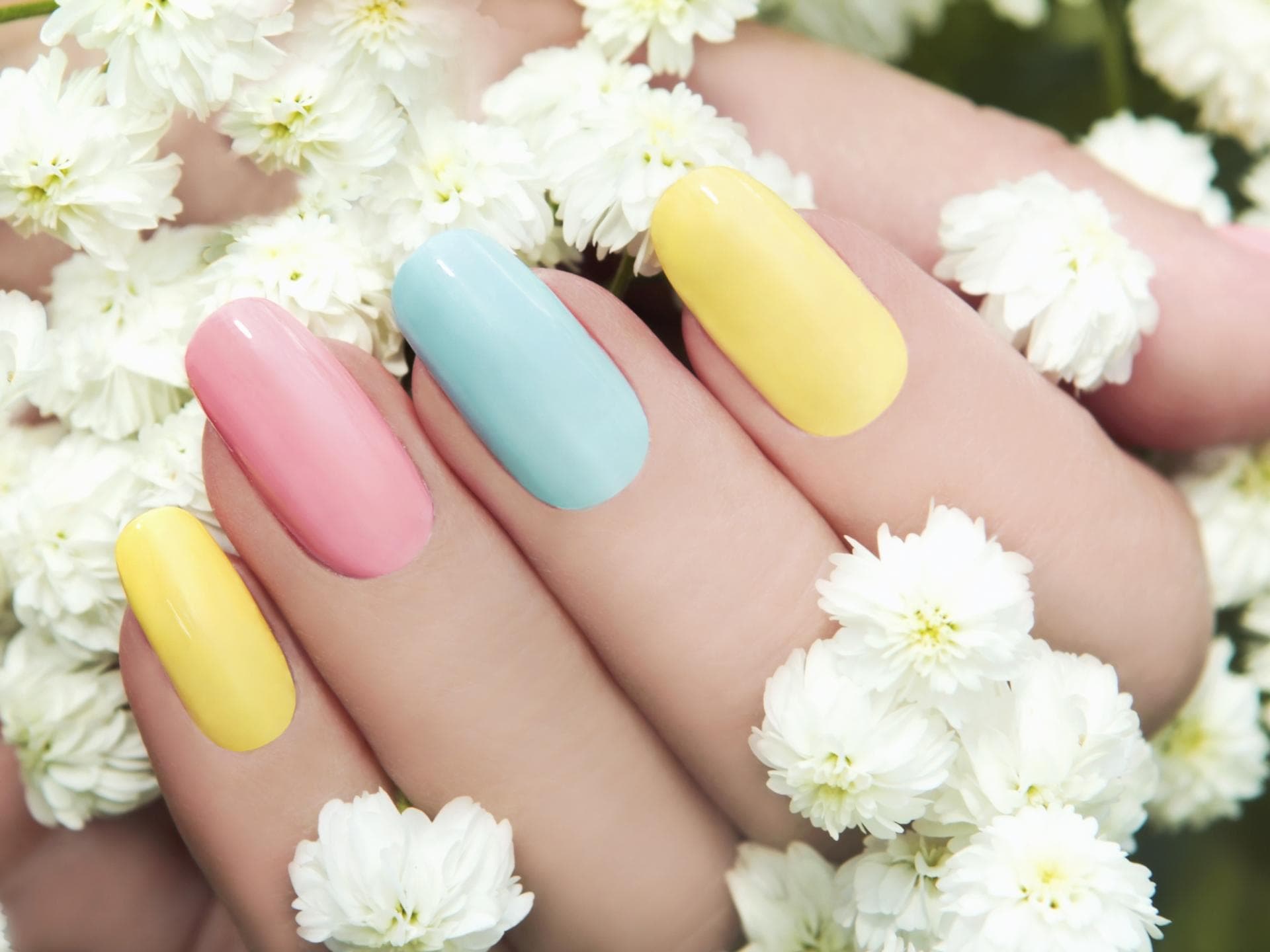 Lackierte Fingernägel in Lemon Gelb, Rosa und Türkis