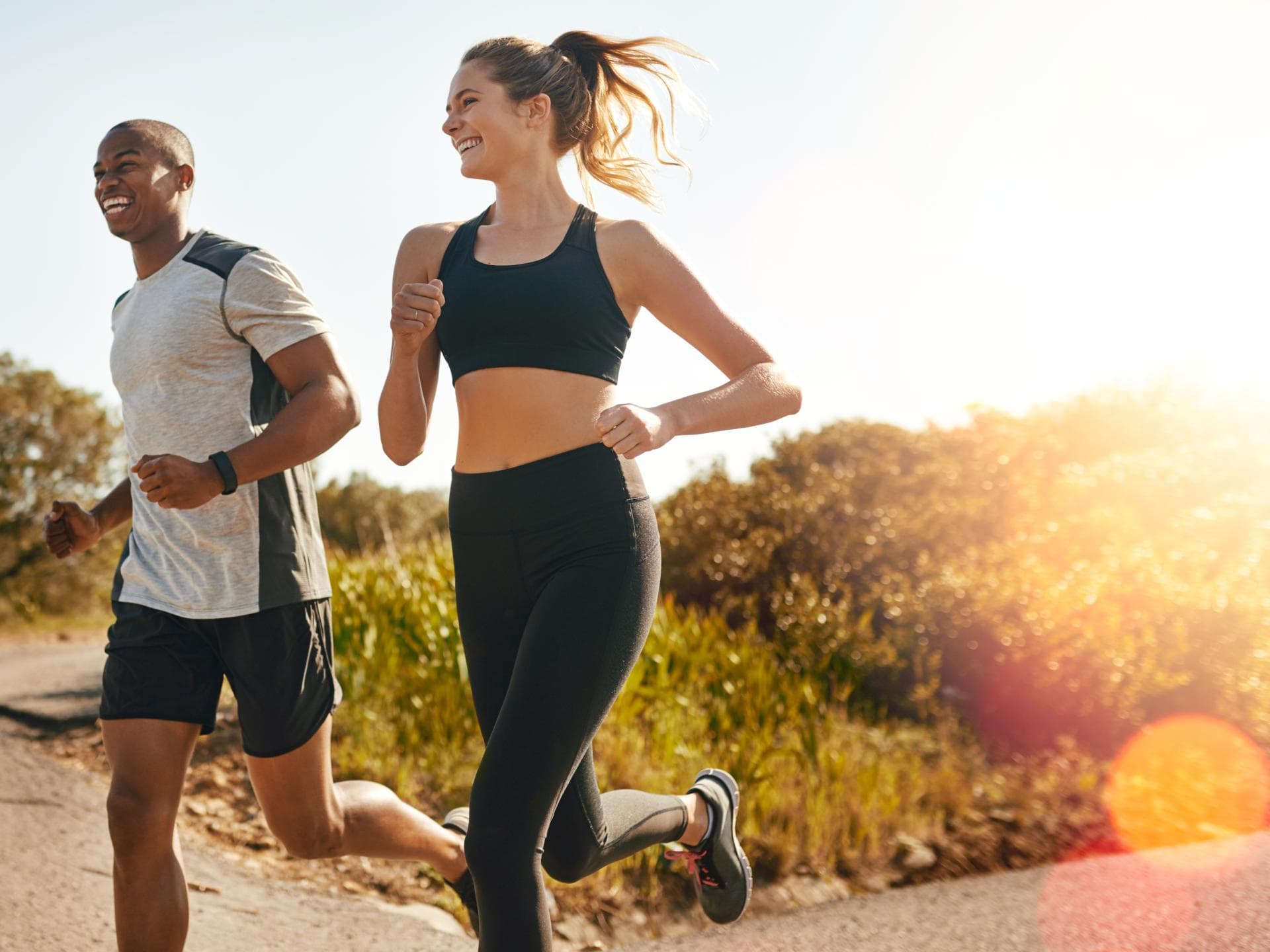 Ein Mann und eine Frau joggen 