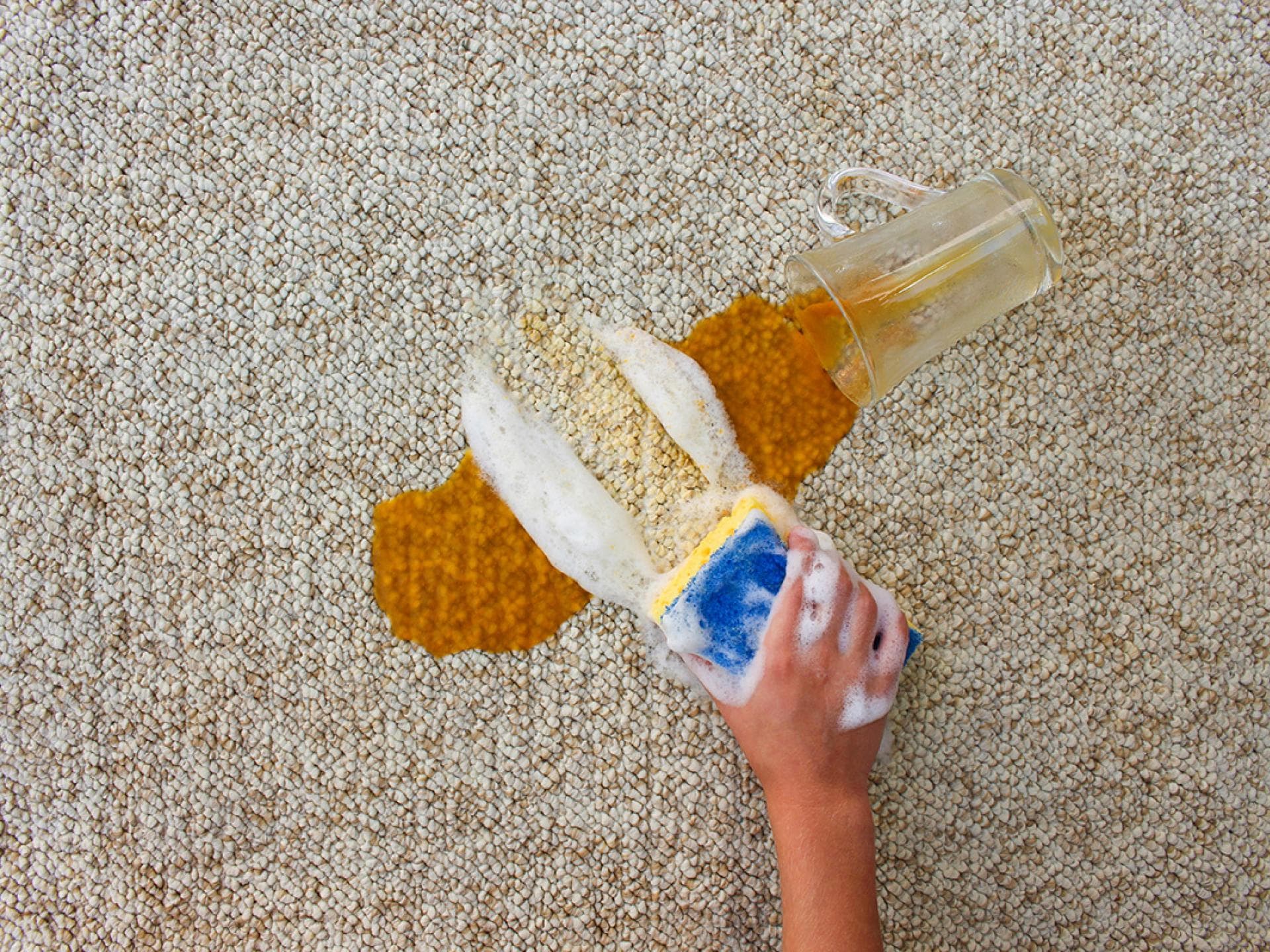 Karottenbrei auf dem Teppich
