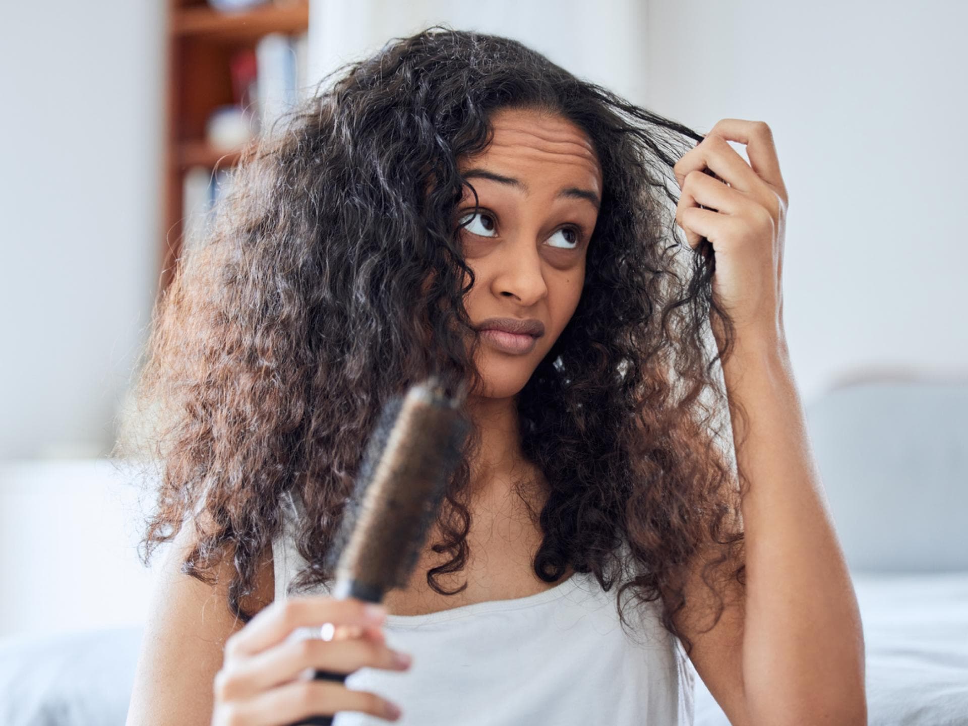 Frau mit krausem Haar