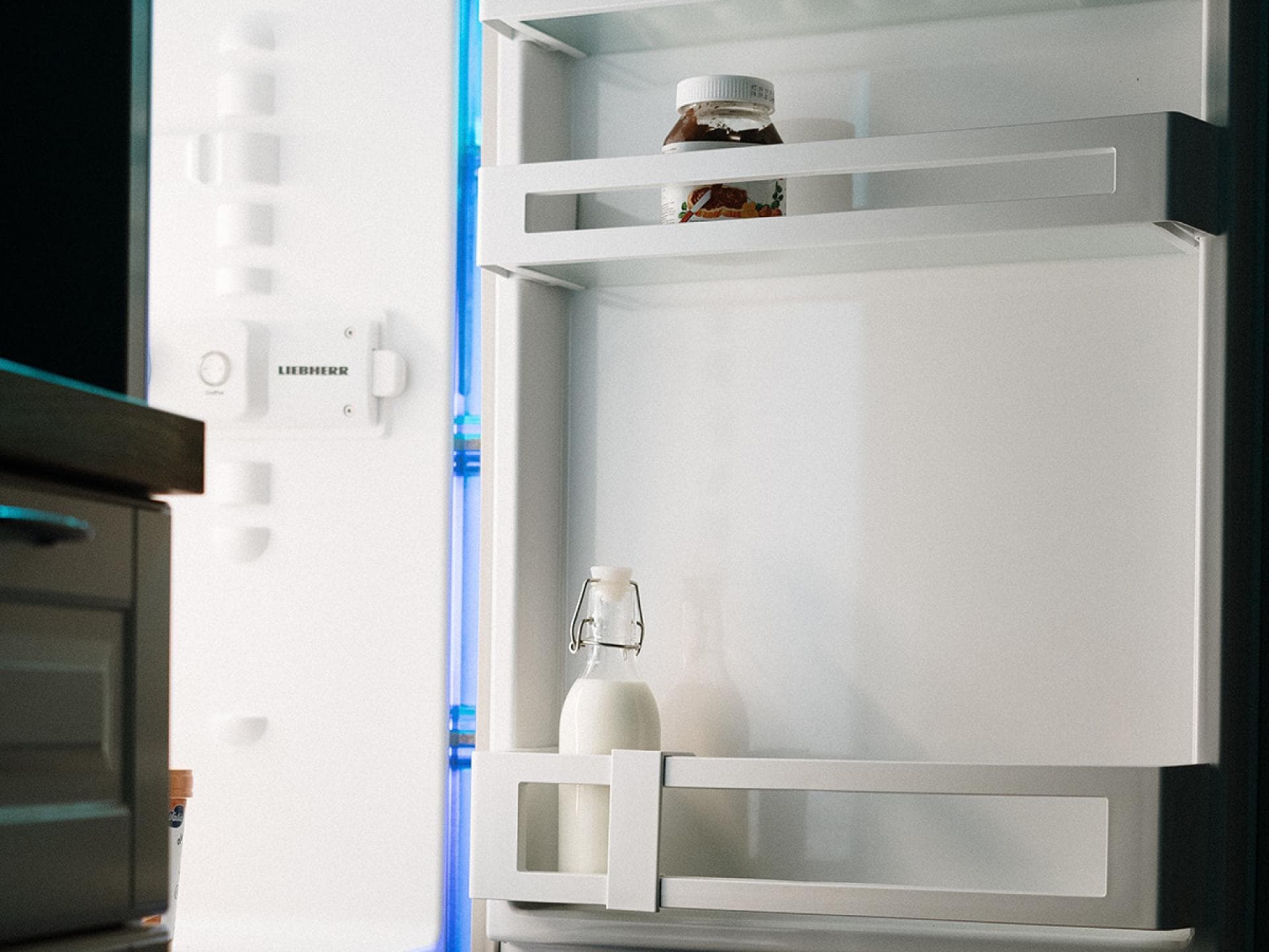 Offener Kühlschrank