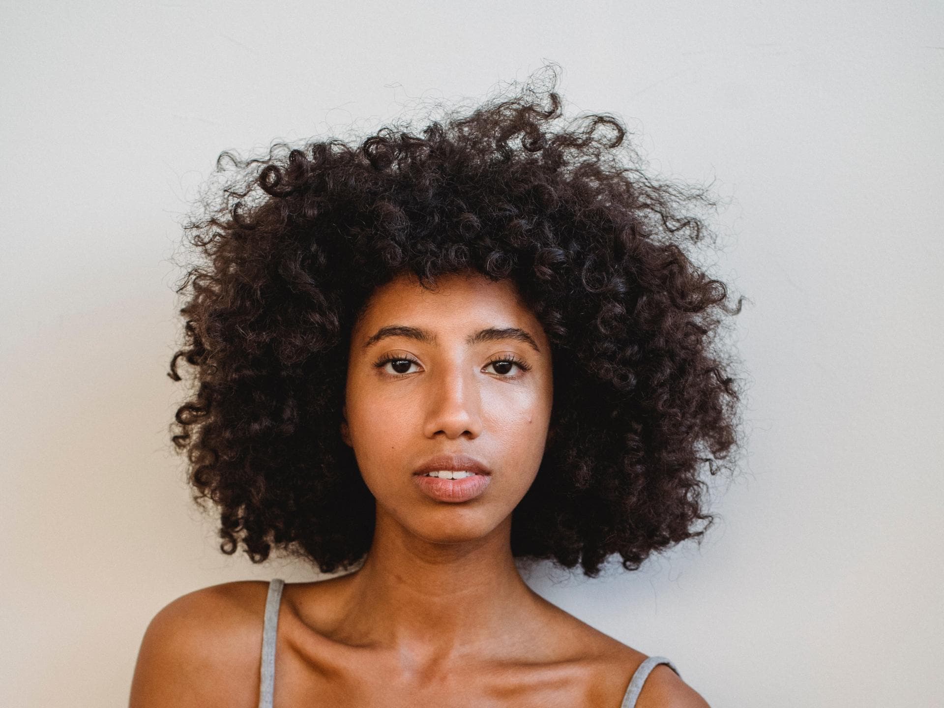 Frau mit Afrohaaren