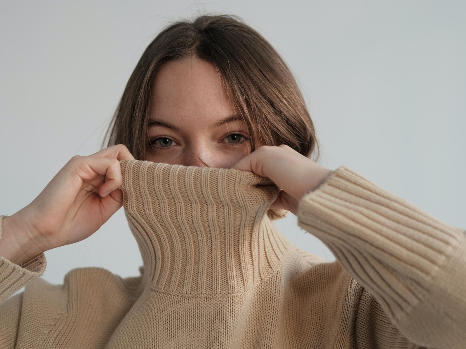 Introviertiert Frau mit Rollkragen Pullover