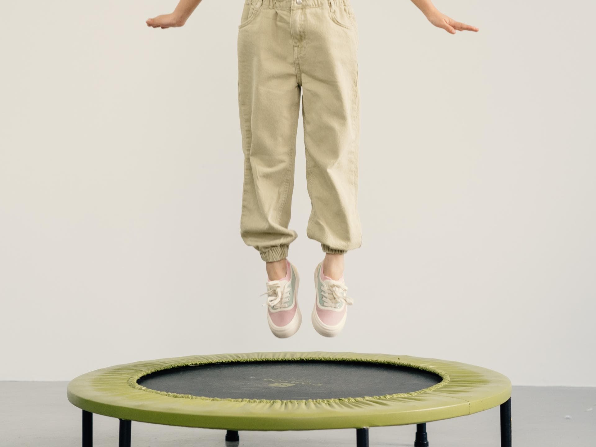 Kind springt auf Trampolin