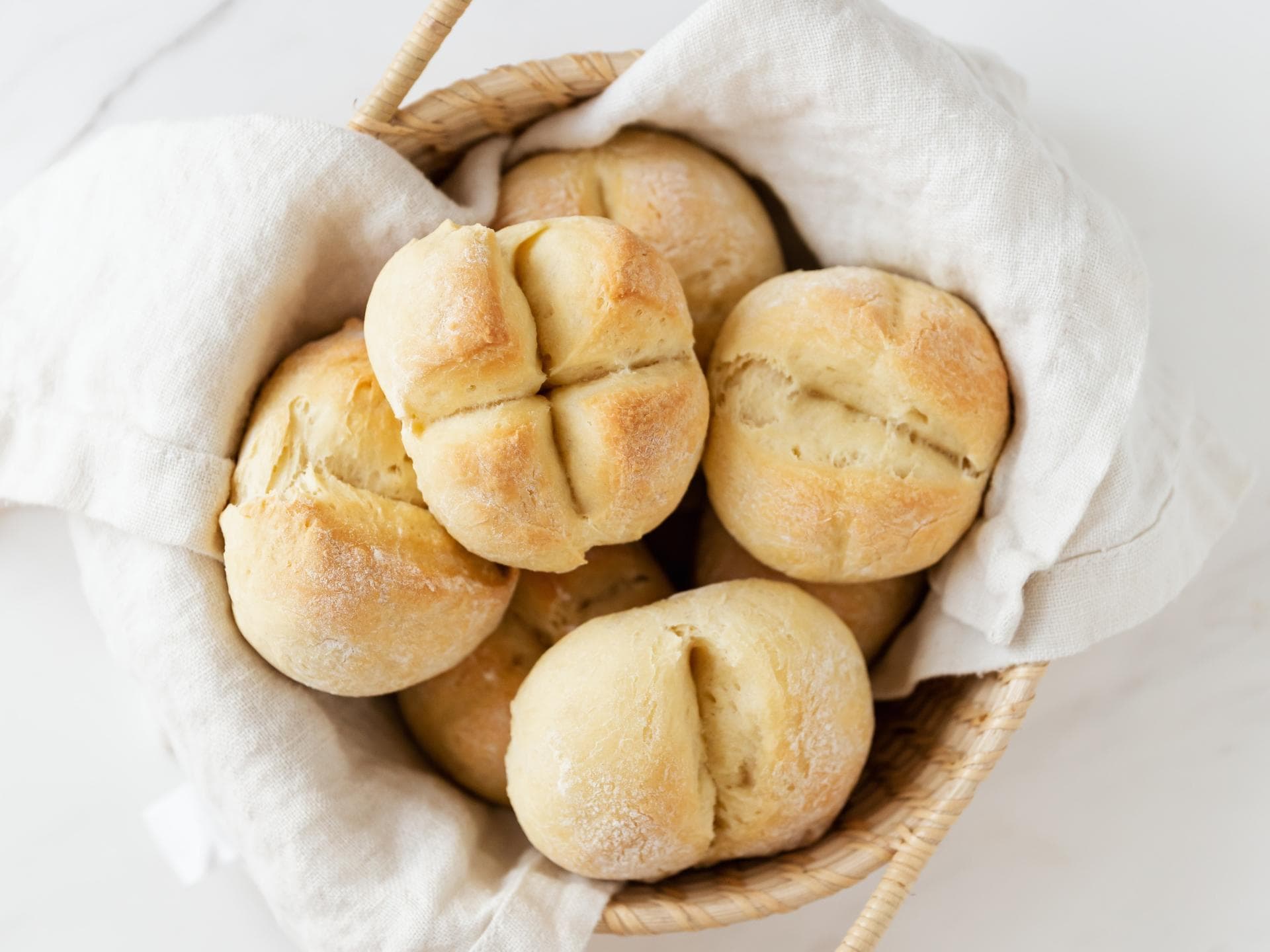 Brötchen im Korb