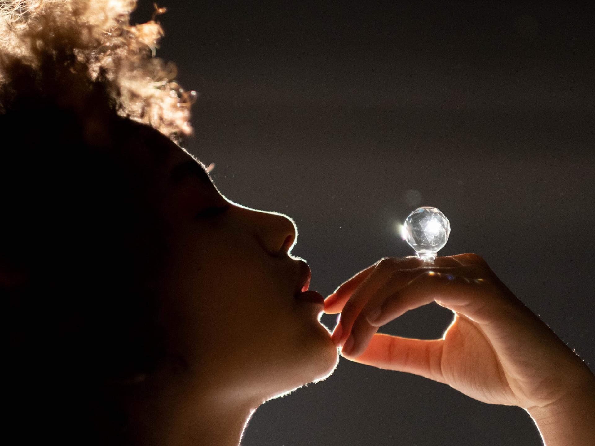 Frau mit Kristall-Ring
