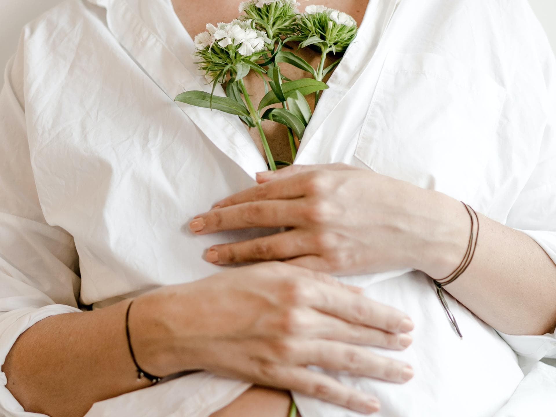 Schwangere Frau und Blumen