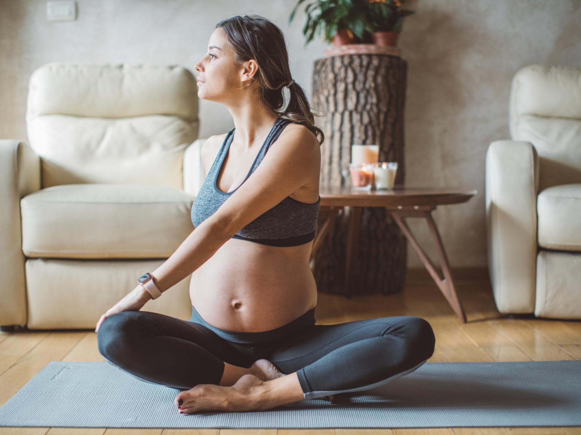 Schwangere macht Yoga