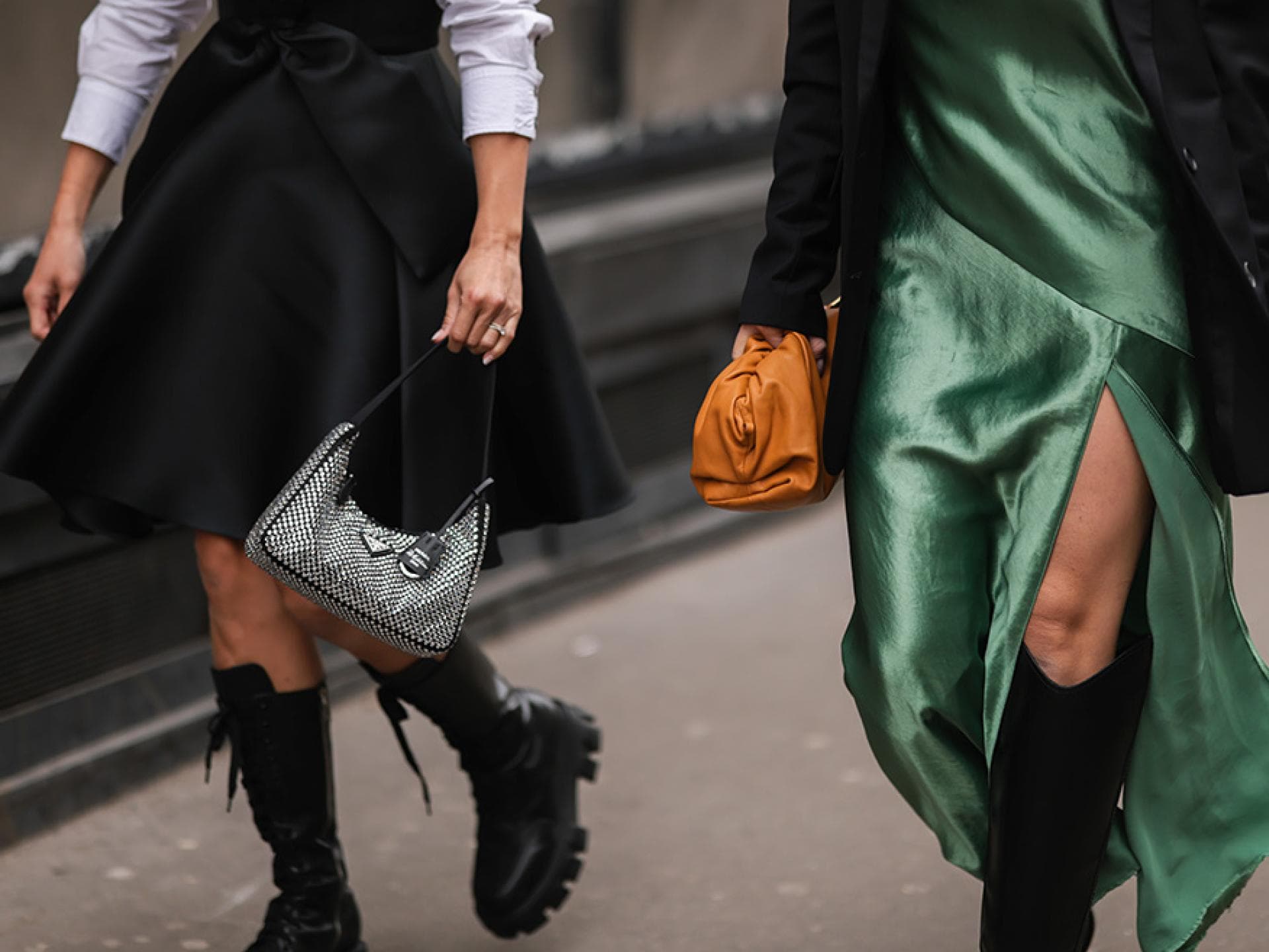 Zwei Frauen mit Kleidern 