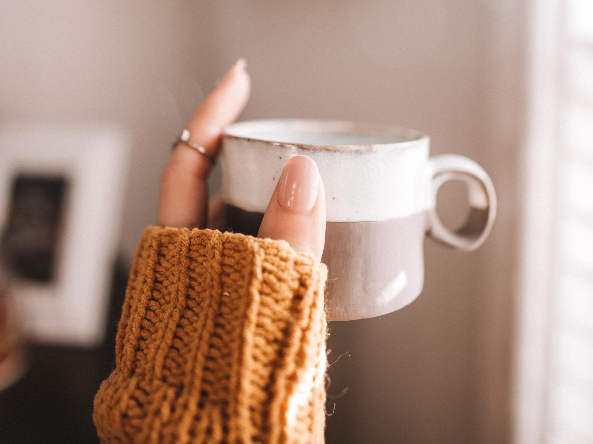 Hand hält Tasse
