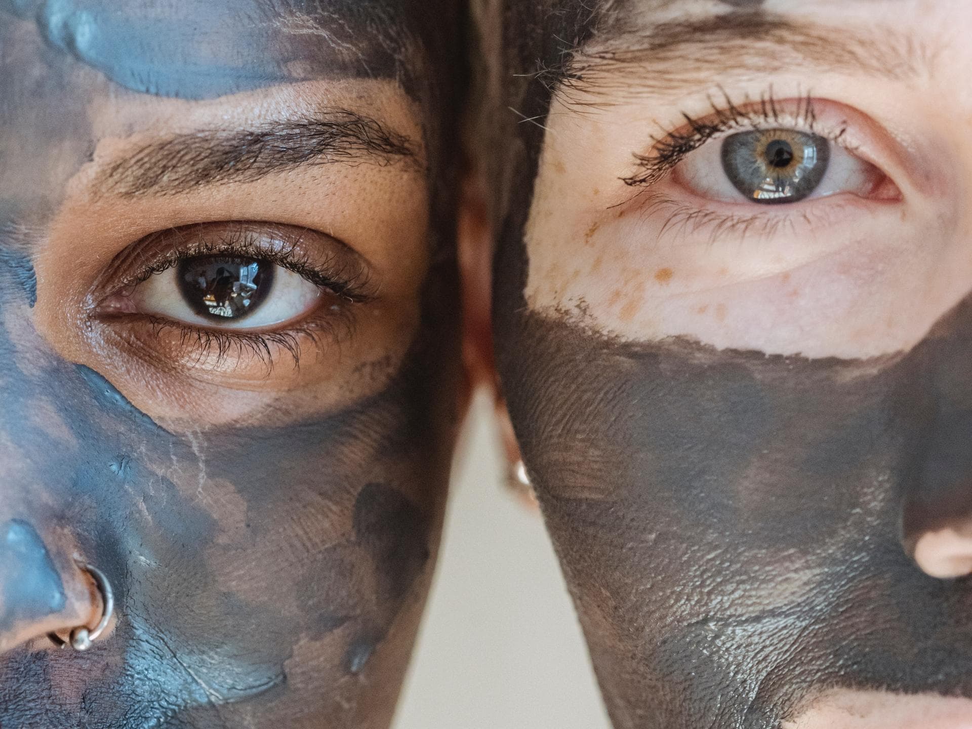 Frauen mit Gesichtsmaske