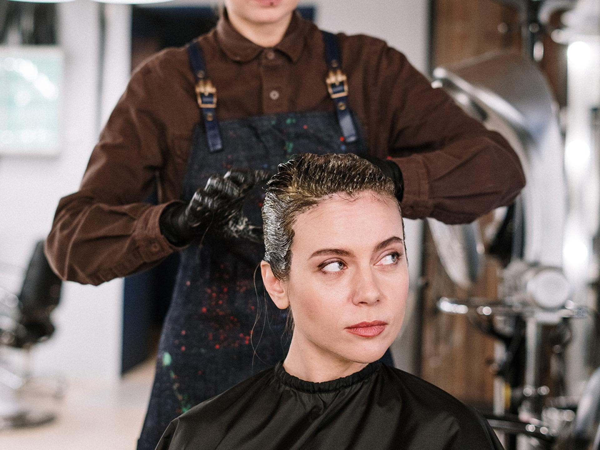 Frau bekommt ihre Haare gefaerbt