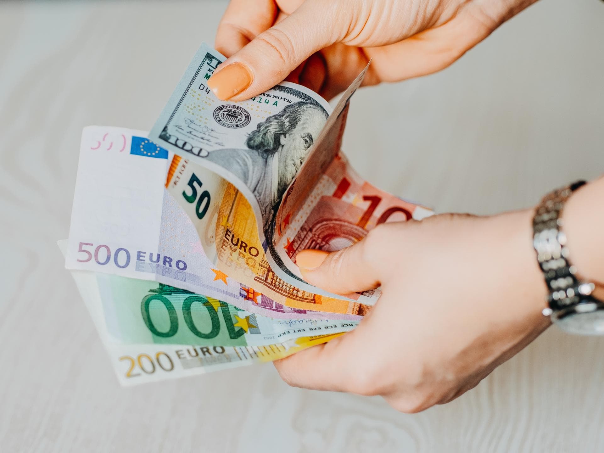 Gehaltsvorstellung Bewerbung Geld in Hand