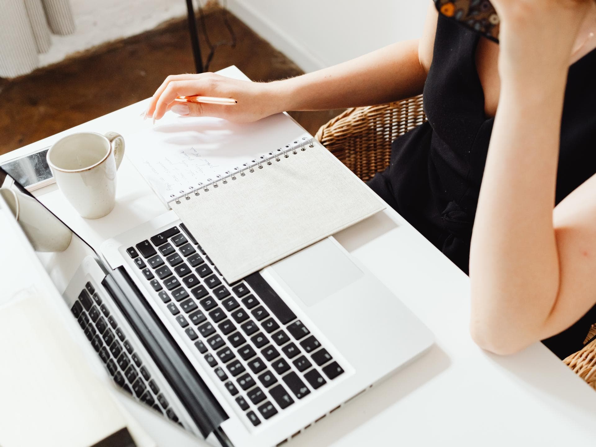 Gehaltswunsch Bewerbung Frau an Laptop