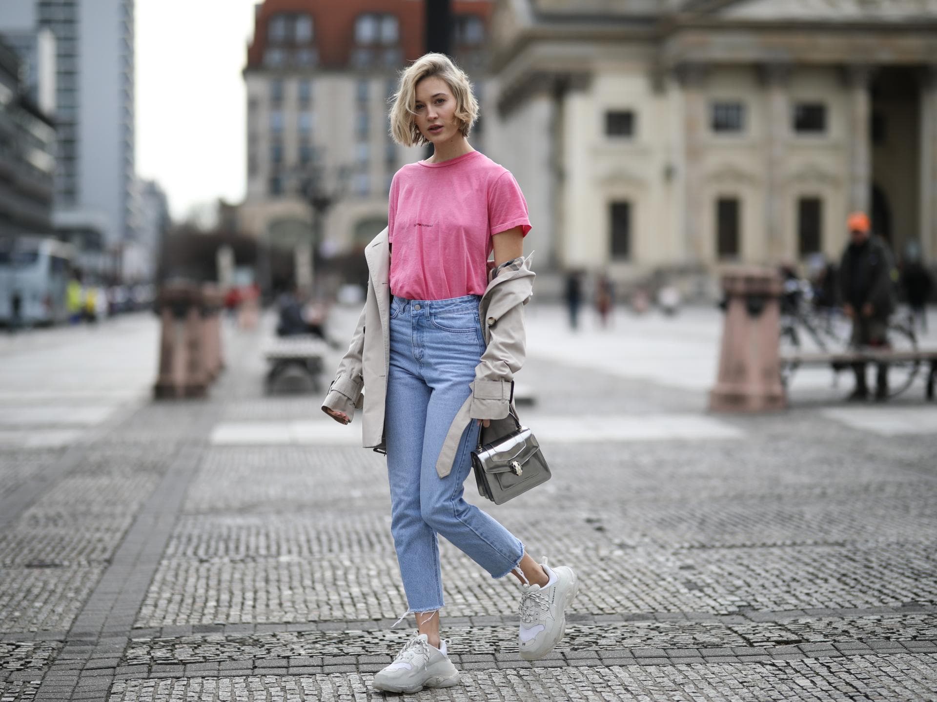 Jeans und rosa Shirt