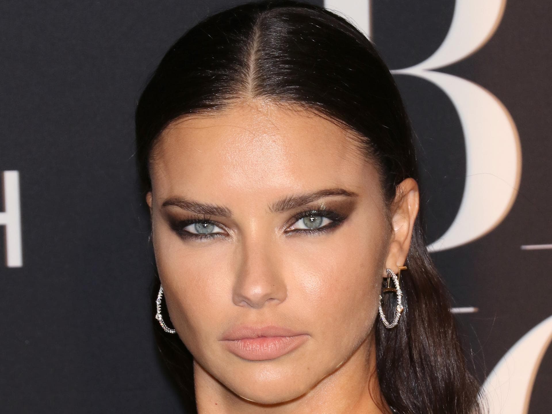 Adriana Lima trägt schimmernden Lidschatten