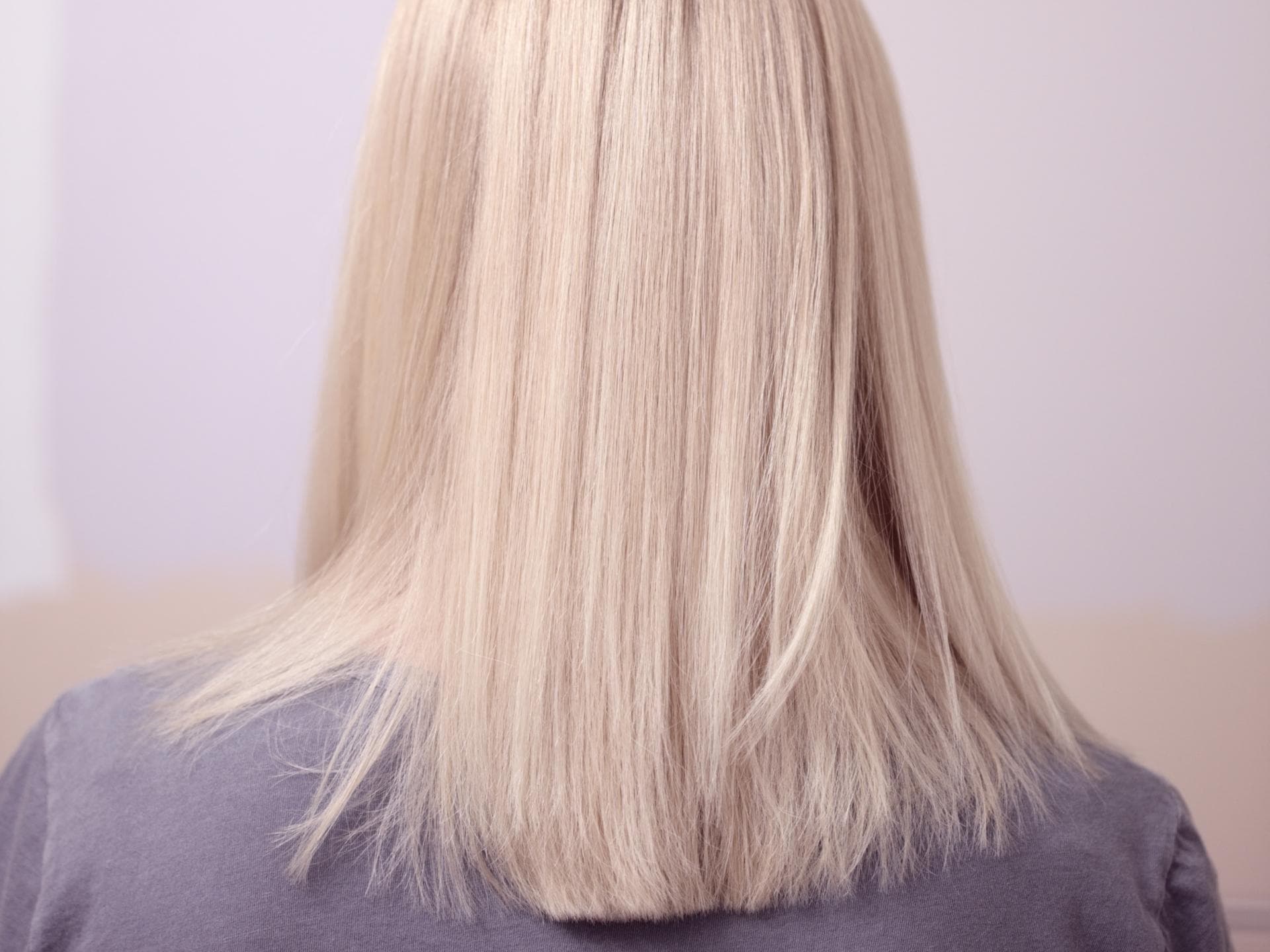 Frau mit glatten Haaren
