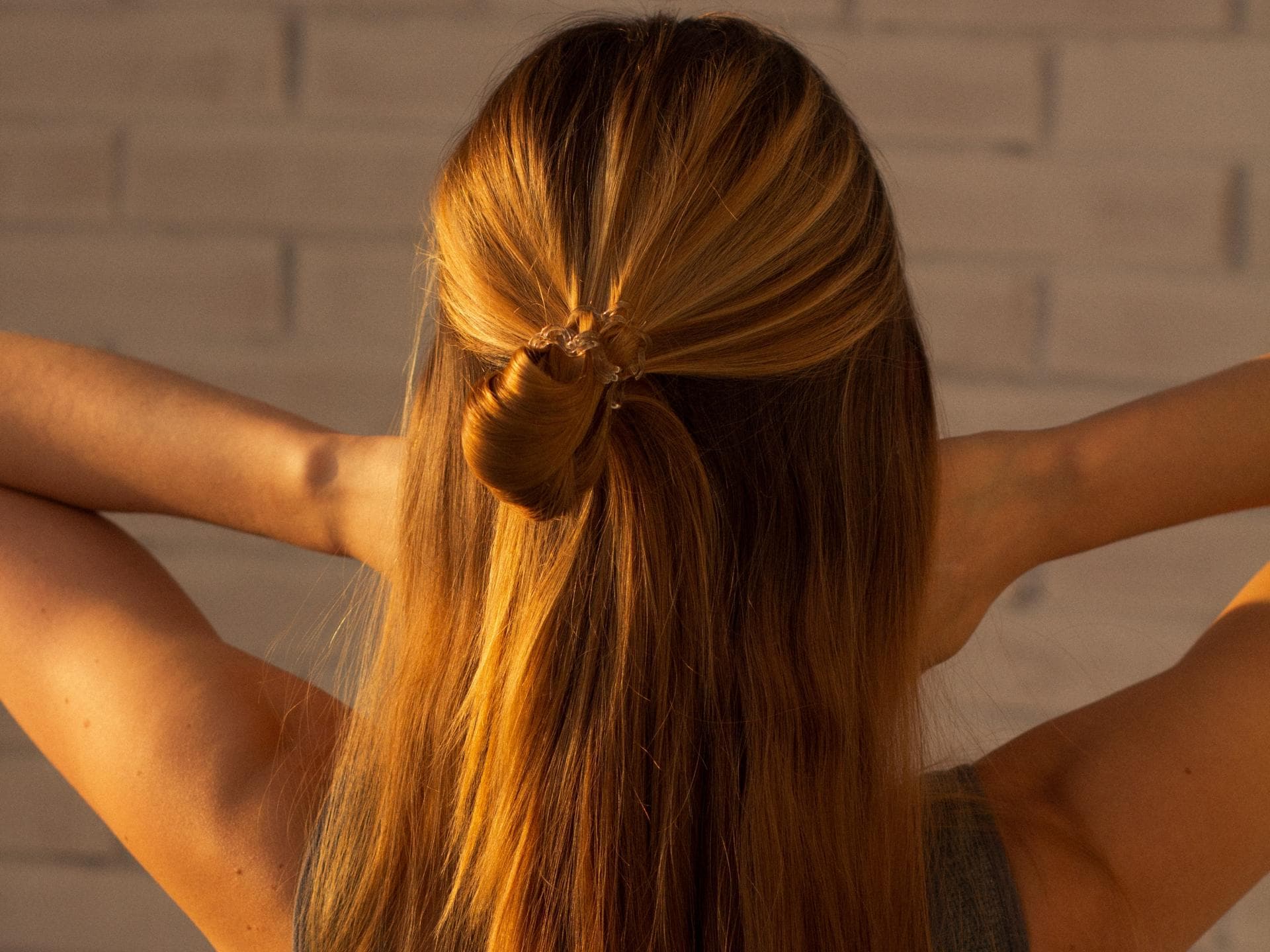 Frau mit glatten Haaren