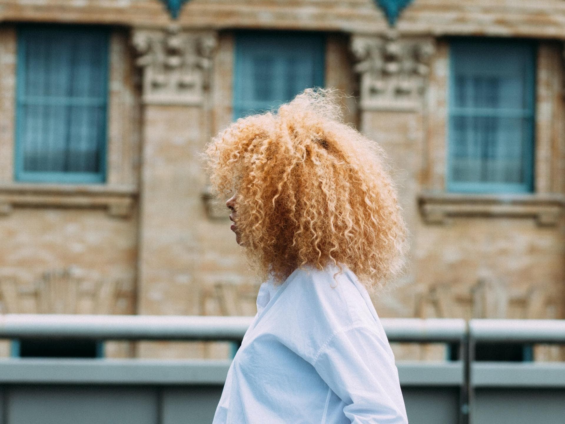 Frau mit blonden Haaren