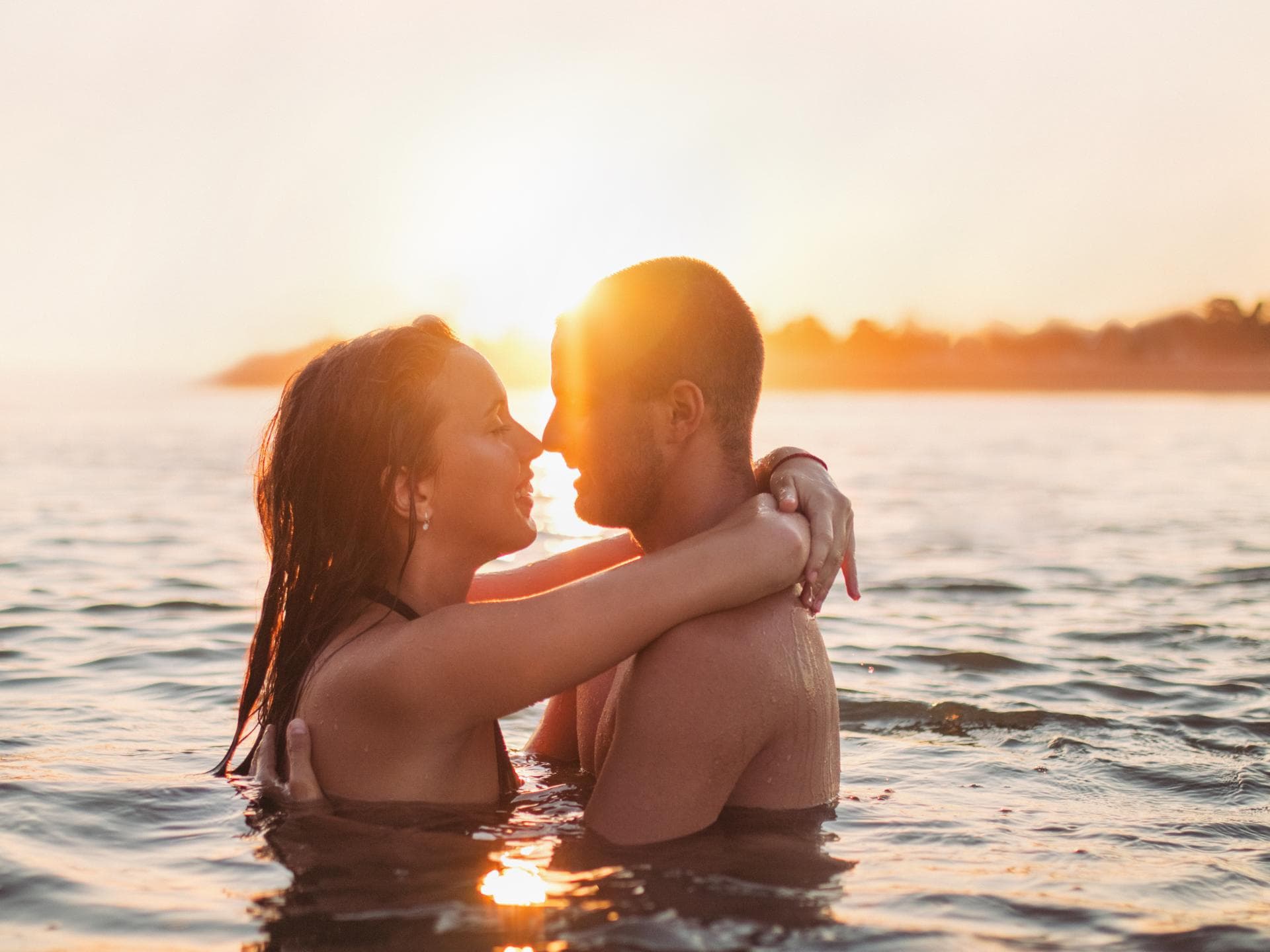 Mann und Frau küssen sich im Wasser