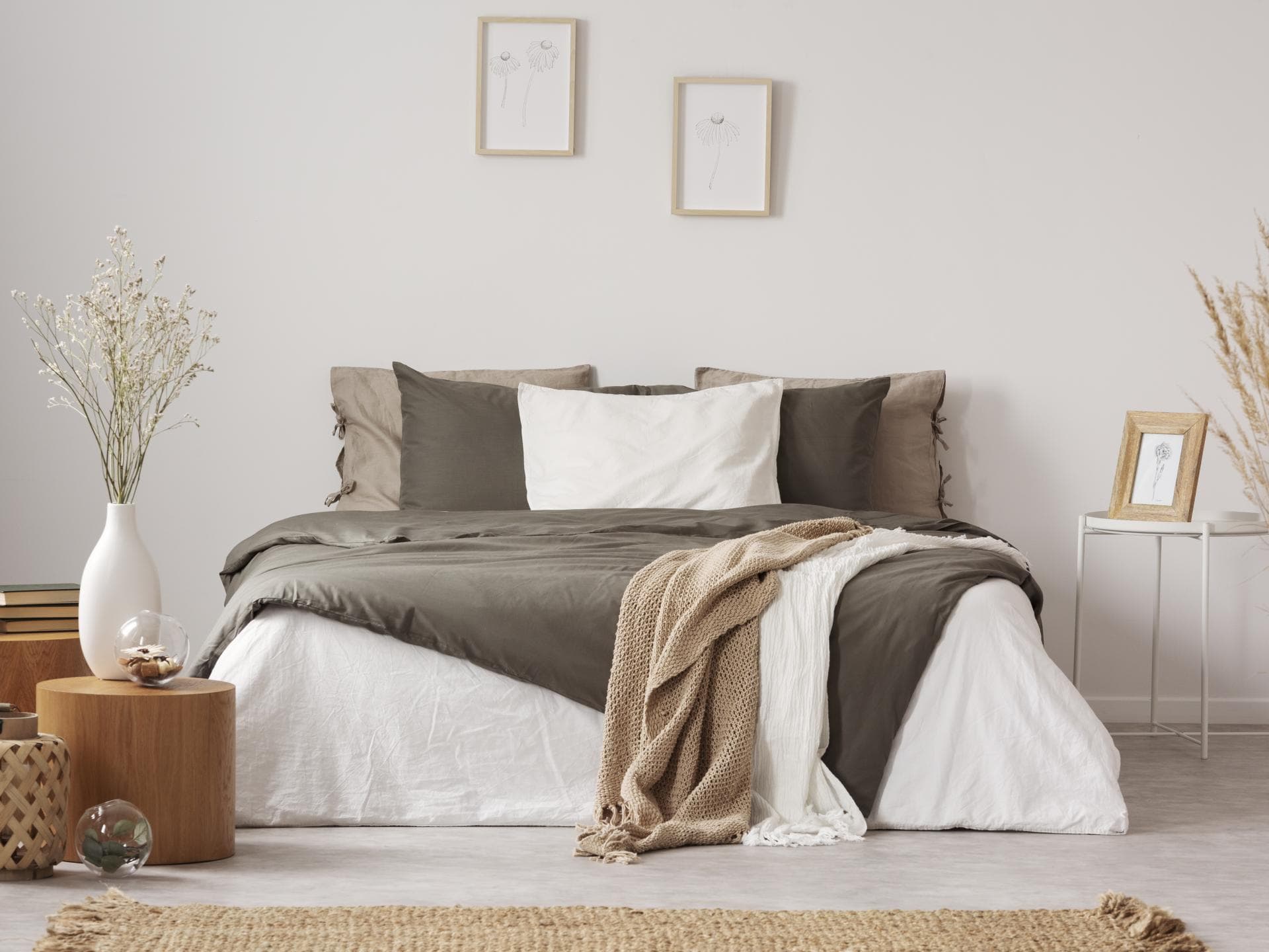 Mit Decken und Kissen ausgestattetes Bett