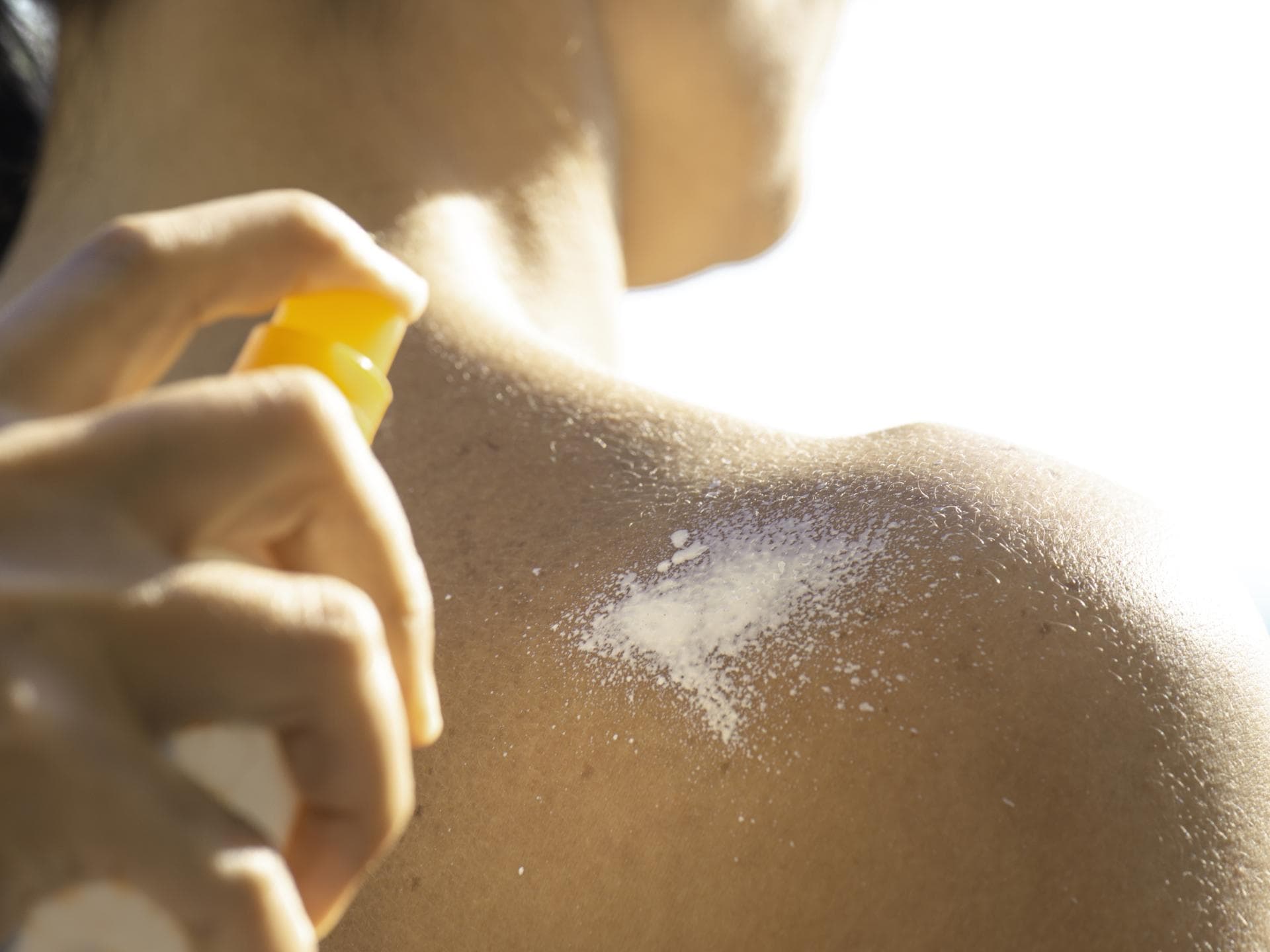 Sonnencreme wird auf Haut aufgetragen 