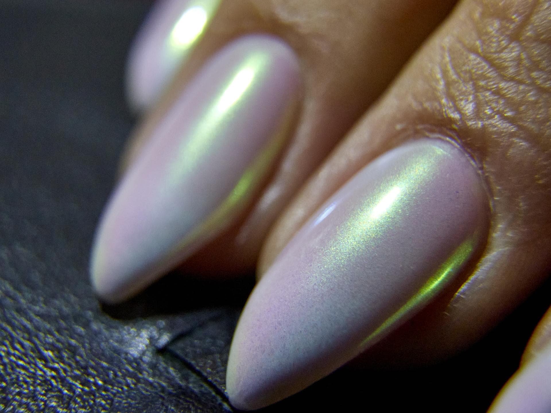Spitze Nägel mit perlmuttfarbenen Nagellack 