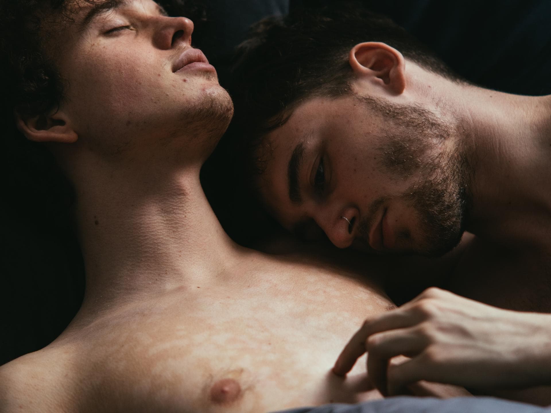 Schwules Pärchen im Bett