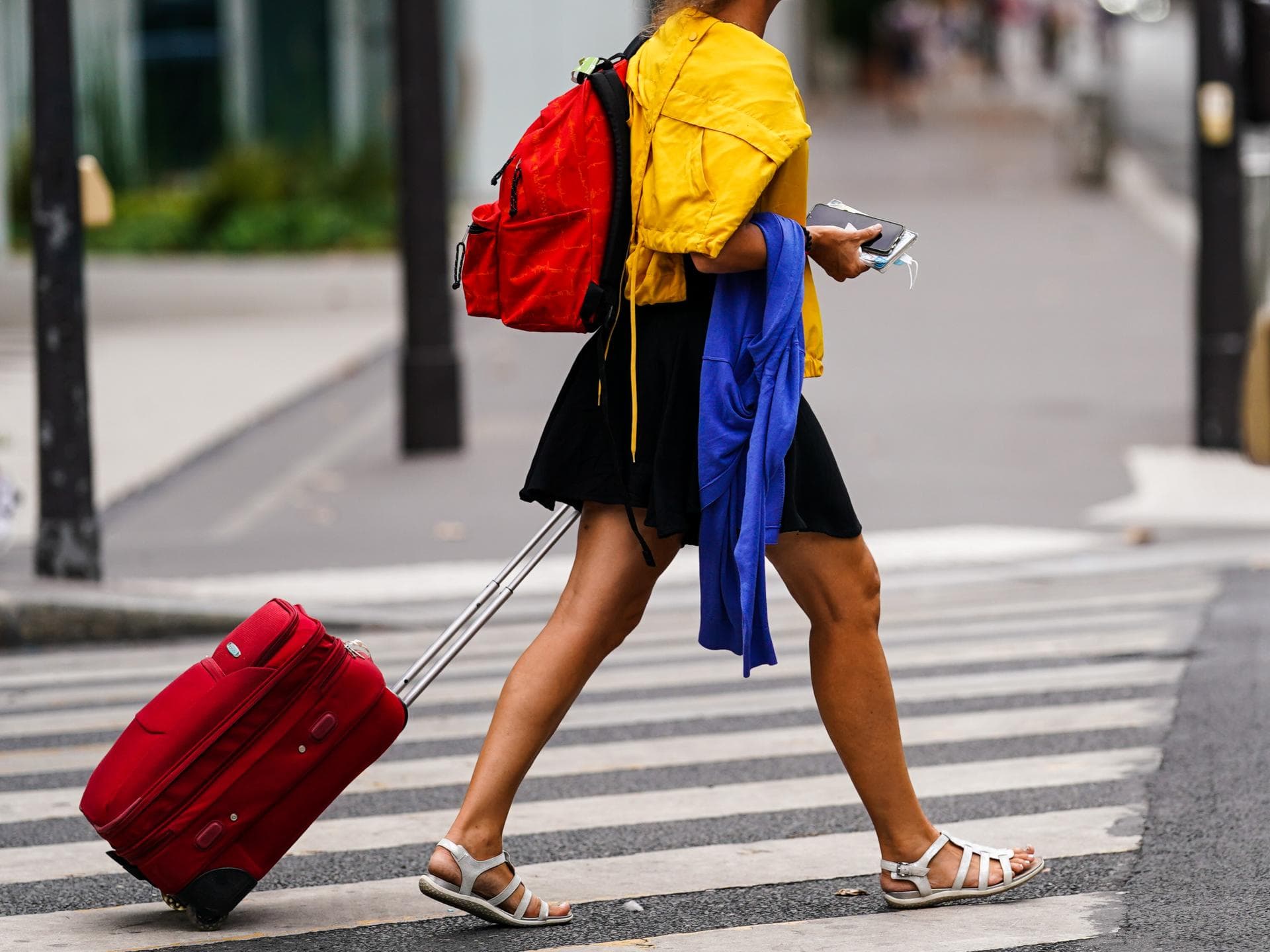 Modetrend Flugzeug Flugbegleiterin Frau mit Koffer unterwegs