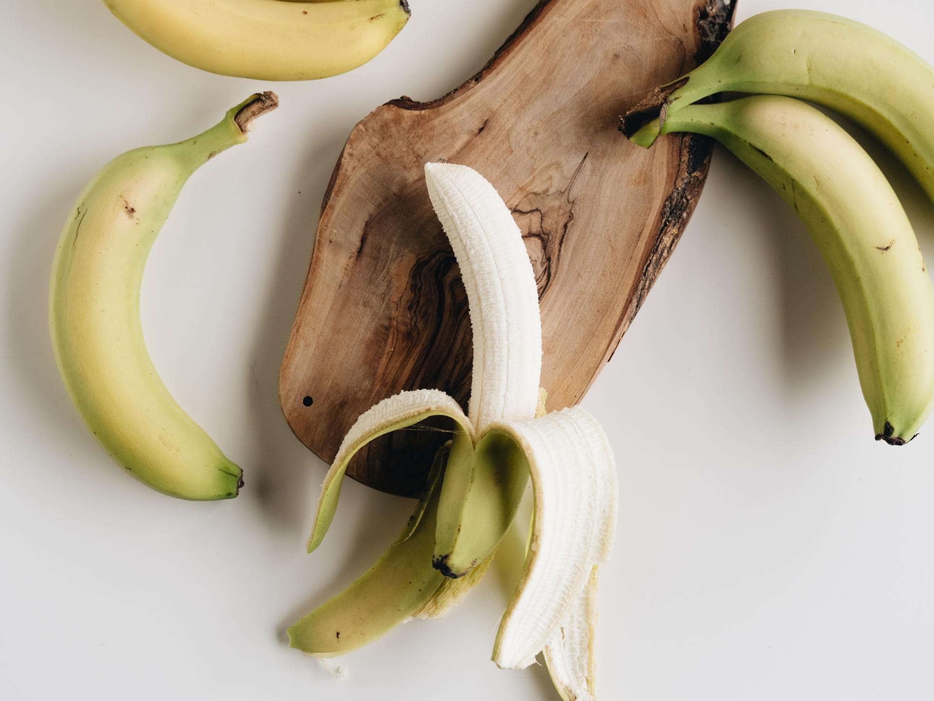 Banane liegen auf weißerm Untergrund