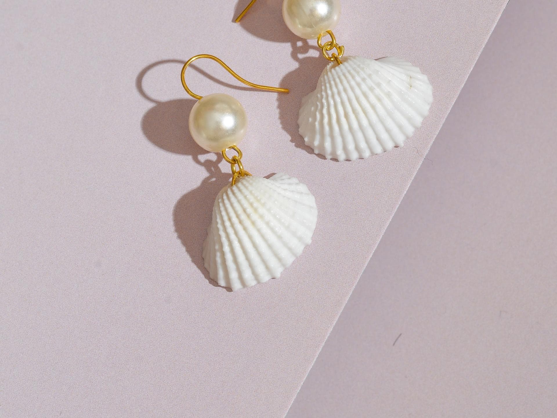 Ohrringe mit Perlen und Muscheln