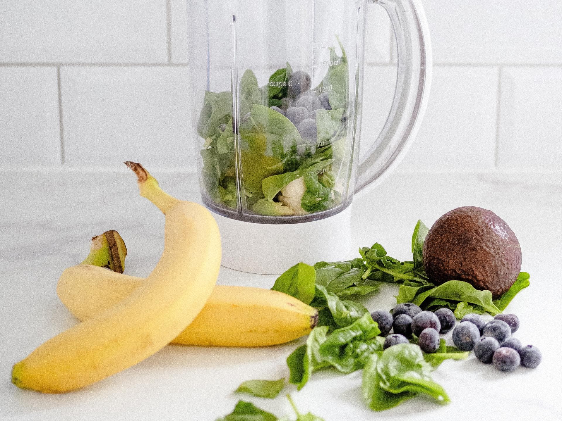 Bananen liegen auf Küchentisch um Smoothie zu machen