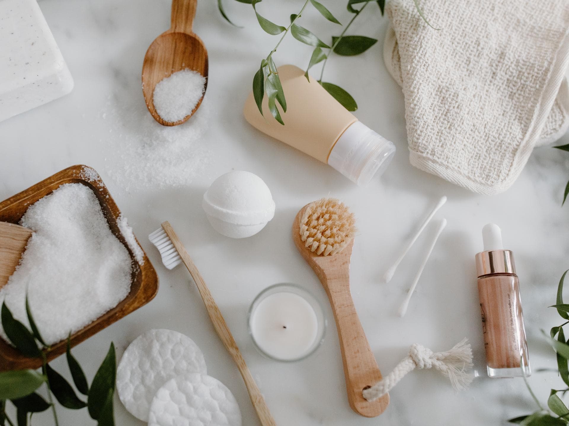 Beauty-Produkte liegen auf weißer Oberfläche