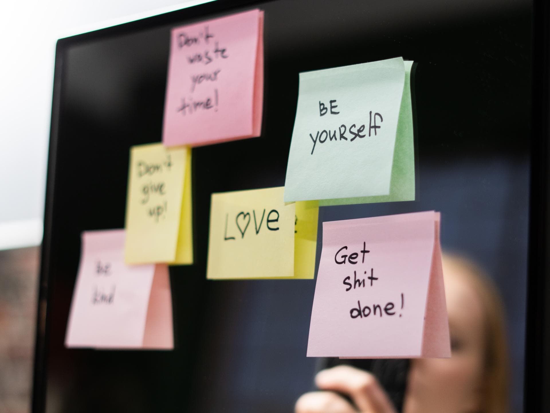 Positive Affirmationen auf Post-its