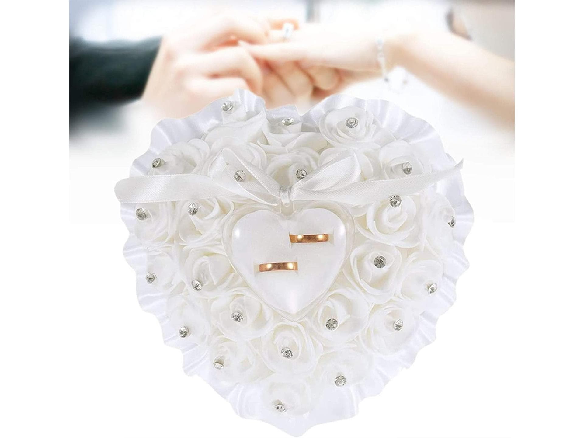Ringkissen mit Rosen aus Herzform