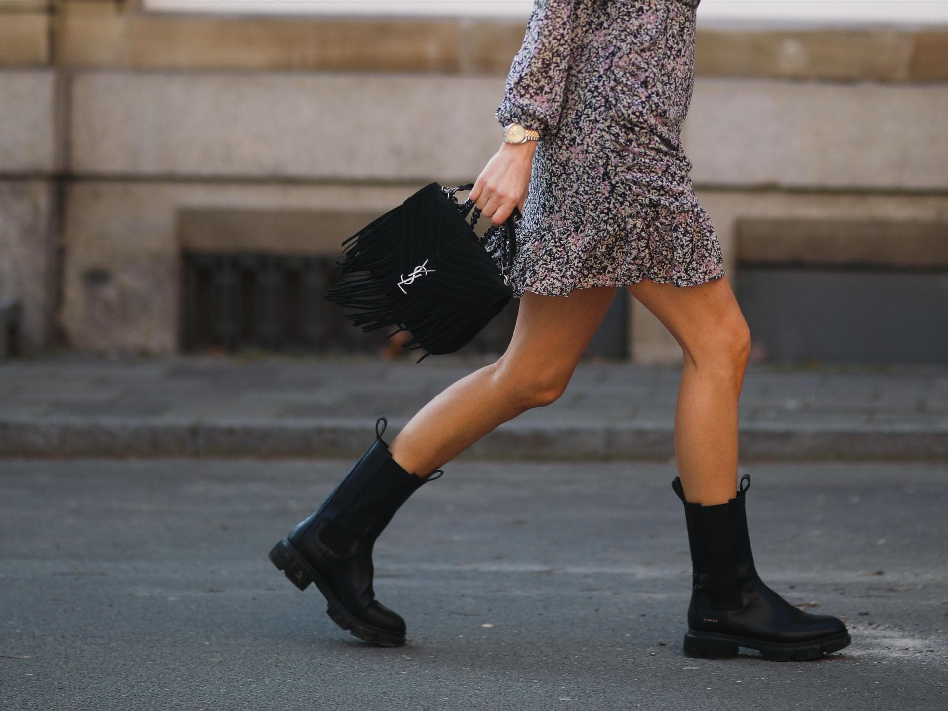 Boots mit Sommerkleid