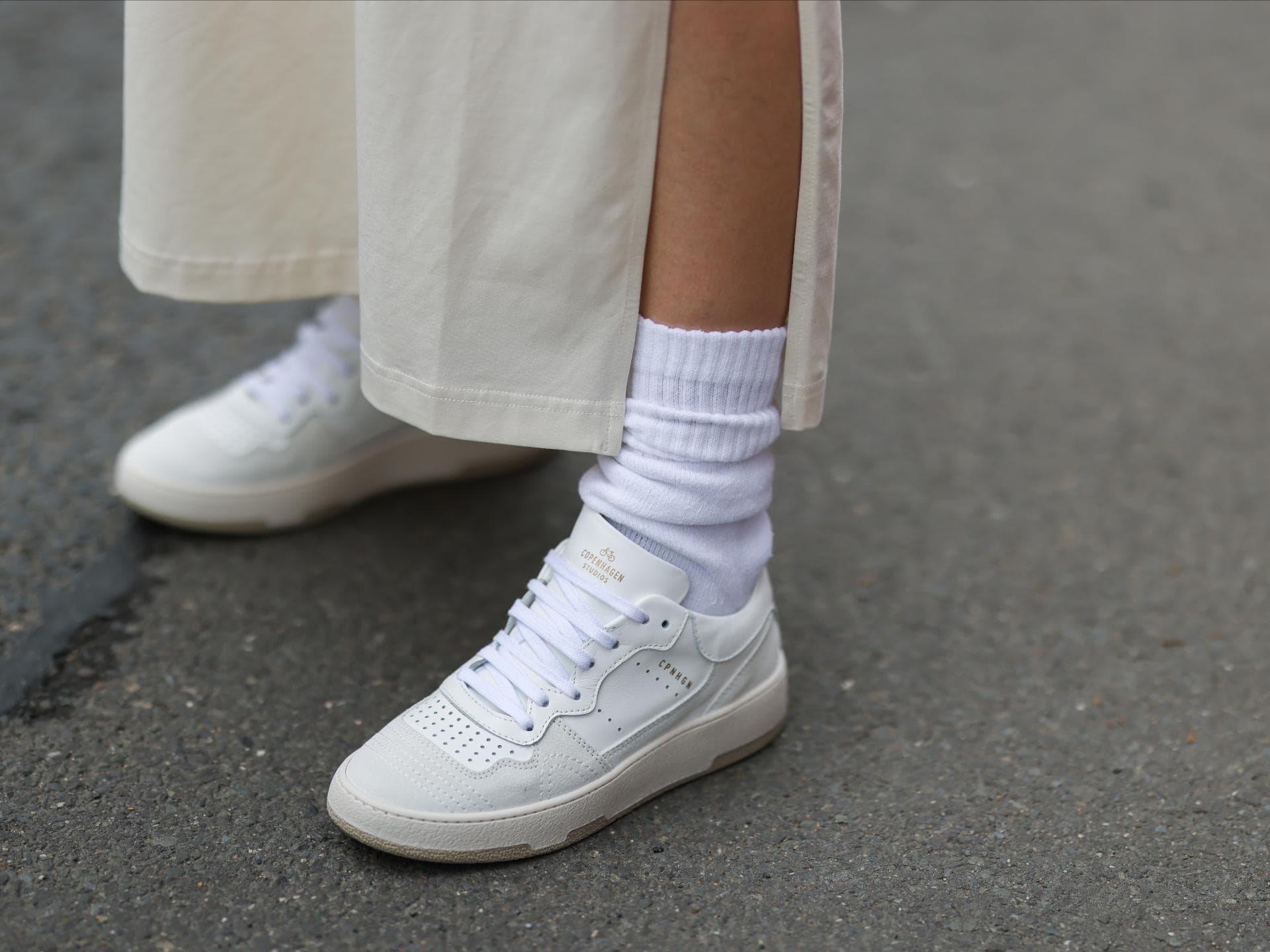 Sneaker mit weißen Socken und Kleid