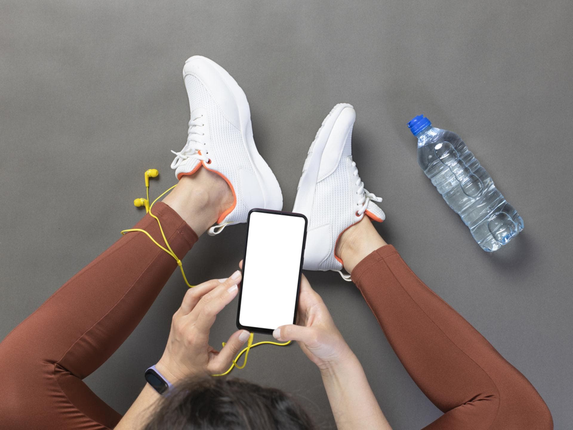 Frau mit Sport Leggings und Handy