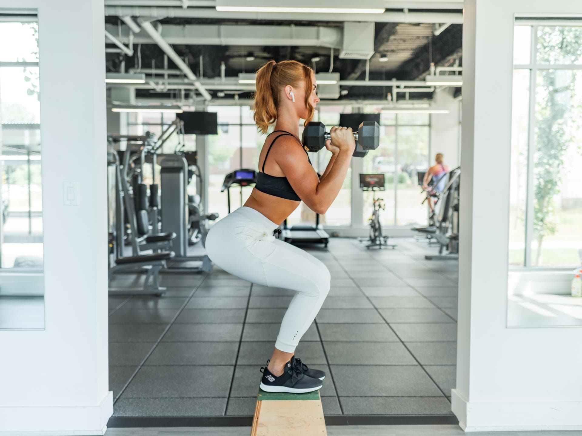 Frau macht Fitness mit Sportleggings