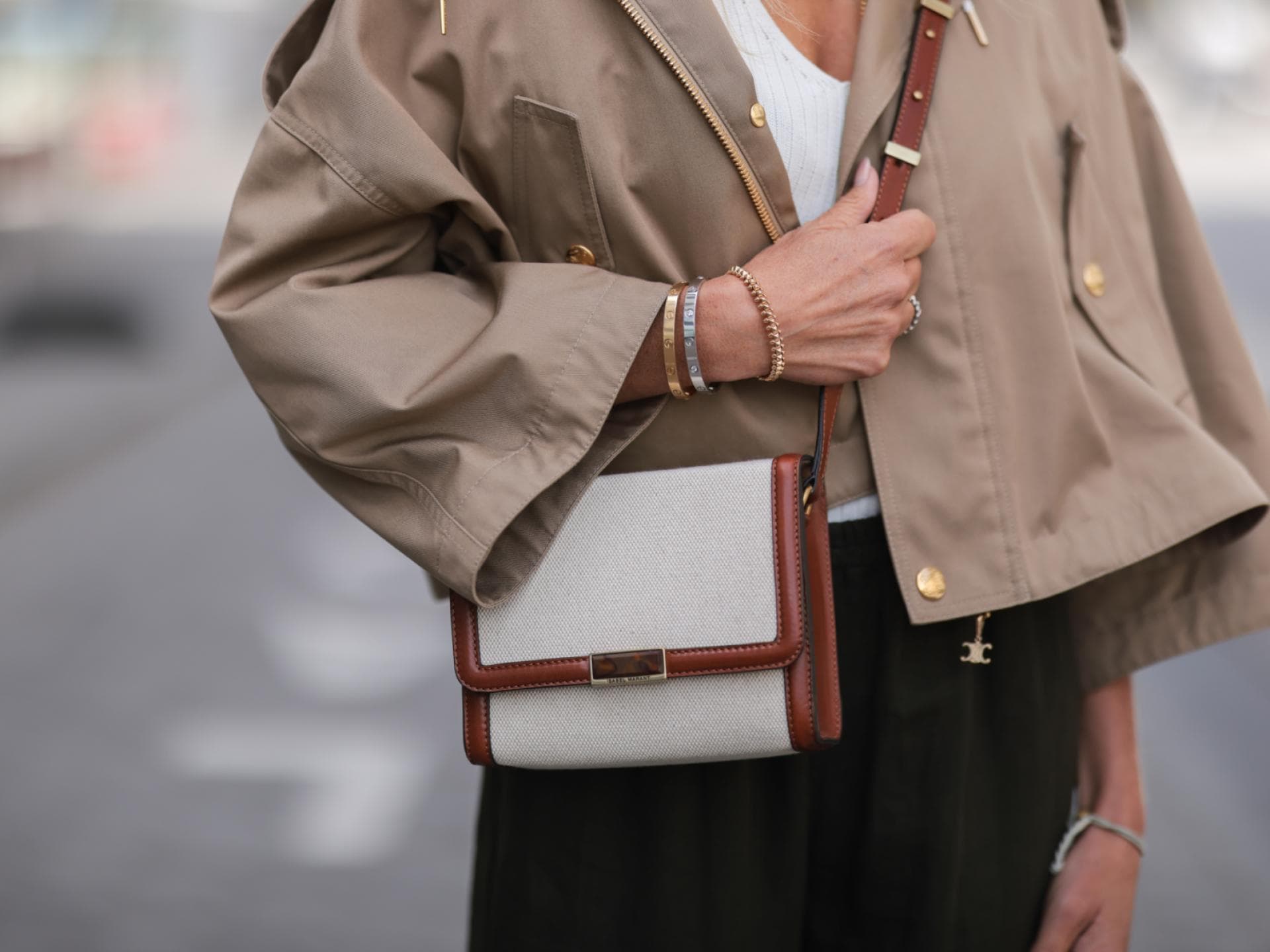 Frau mit Handtasche Modetrend